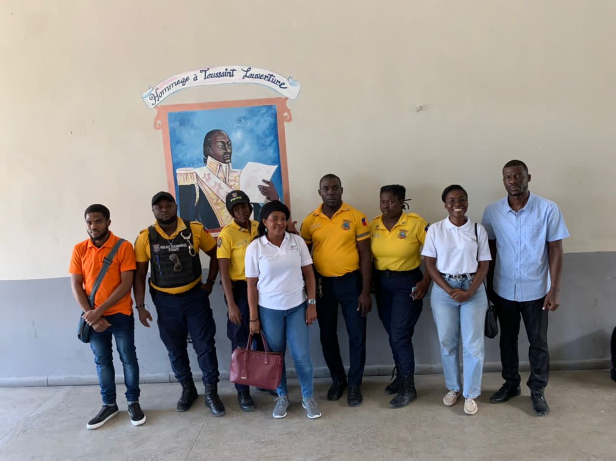 AHPsy et la ( DSS) du  (MENFP)  ont procédé , le Vendredi 30 Juin à une séance d'écoute et d'exercices de relaxation au lycée Toussaint  Louverture avec les élèves de la NS4.
#ahpsy2010 #MENFP #Byennèt #byennèttoutkote #byennètnanlekòl