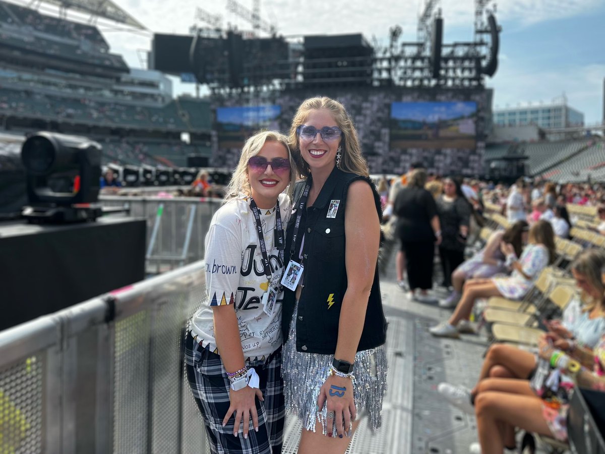 mldouglas13's tweet photo. @taylorswift13 @taylornation13 Karma’s on your scent like a shimmering Bounty Hunter 🖤💙 #CincyTSTheErasTour #Karma #Karmaisabountyhunter #Fearless https://t.co/NGHS4muAvy