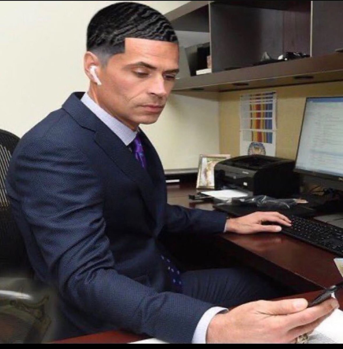 thejuanking's tweet photo. Rob Pelinka rn https://t.co/2ZdGKZEGNb