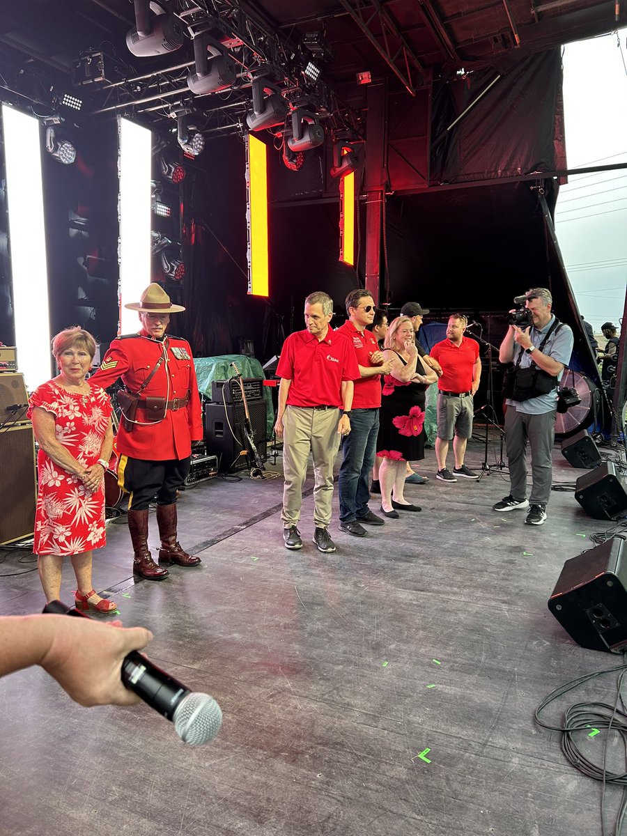 _MarkSutcliffe's tweet photo. Barrhaven you did not disappoint. You were out in full force today. And what a great event to be at on Canada Day! 

Barrhaven, vous n'avez pas déçu. Vous étiez en force aujourd'hui. Et quel bel événement pour la fête du Canada ! https://t.co/gf0GQL6BGj