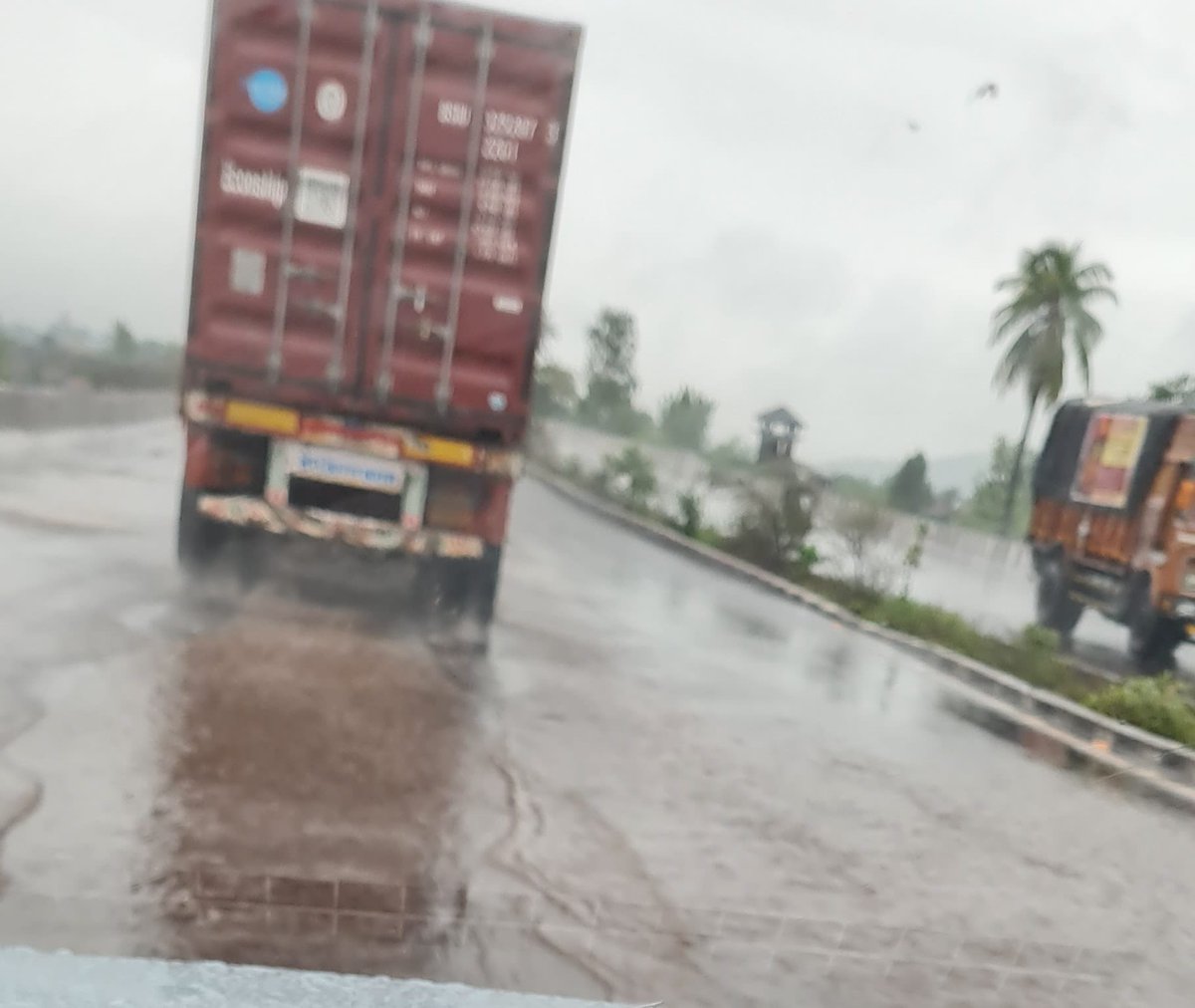 Thank you for creating World Class Mumbai Goa National highway. This is Pen taluka section. The way @NHAI_Official & @mahapwdofficial have crafted this engineering marvel deserve some award. PC: Dilip A Jog facebook