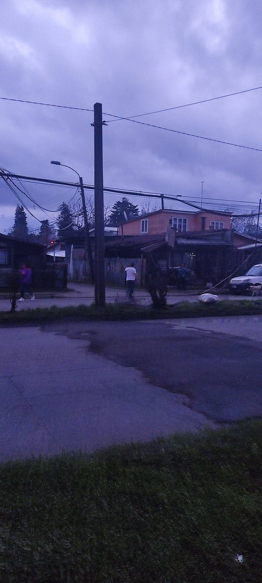 Geosorno01's tweet photo. Guillermo Francke altura del 150 camión pasa acortar cables @saesa https://t.co/LivjmR6jWD