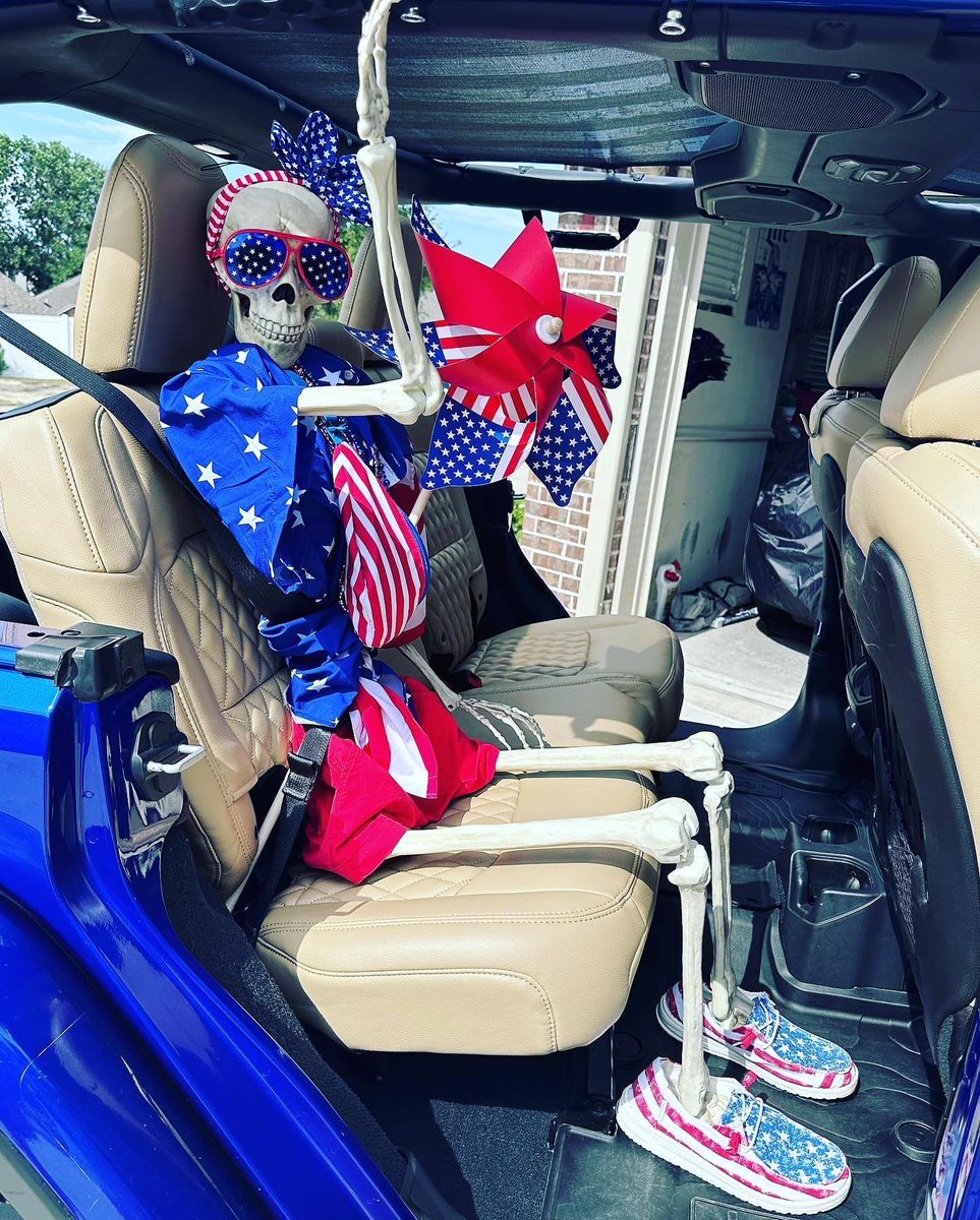Bona Lisa is ready to rock this moth in her patriotic gear! 

♡|||||||♡ Girl! 

#Pura_Vida_4x4 #JGM #JeepGirl #JeepGirlMafia #JeepFamily #BlueJeepKrew #BJK #JeepLife #America #Happy4thofJuly #Happy4th #Patriot #Patriotic