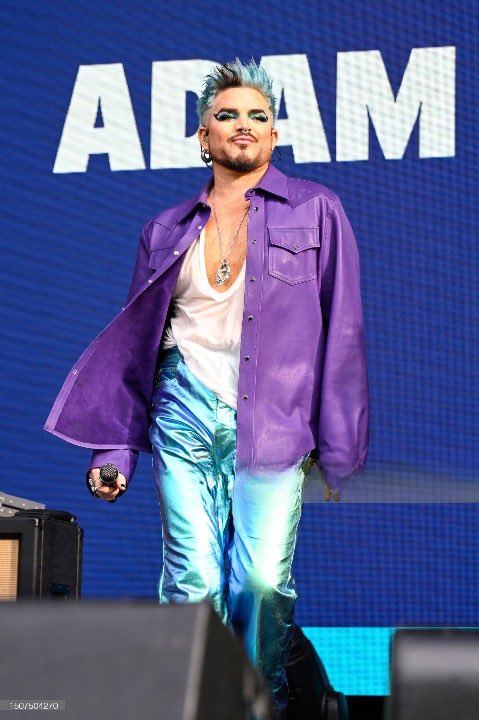 This pose. This outfit. P❤️R🧡I💛D💚E💜 #adamlambert #pridelondon