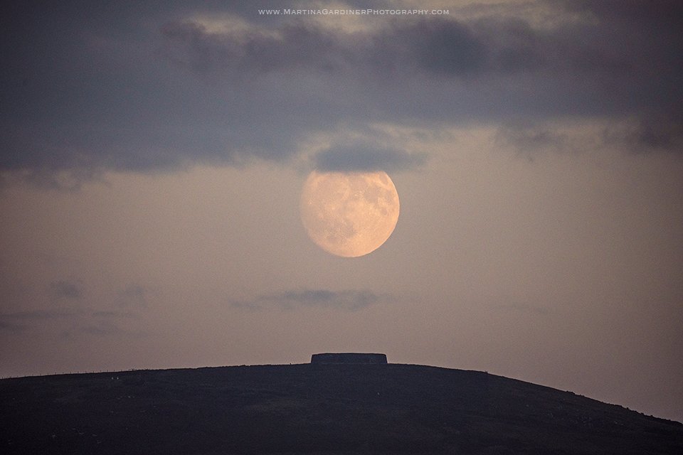 Moon rising over Grianan tonight. I got a lucky break in very cloudy sky #Donegal