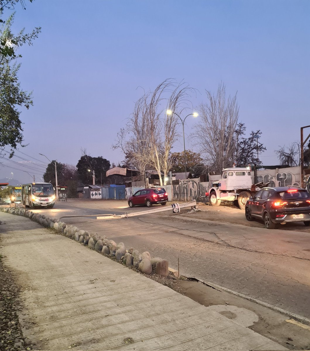 kgomezriqa's tweet photo. @EnelChile caída de luminaria av. Costanera Sur costado parque Mapocho Río. Entre puente Dorsal y calle Miguel de Atero. 
#quintanormal
@JuanCaMunozA @MTTChile 
Las micros no pueden seguir recorrido. https://t.co/4gW4ad6Ybf