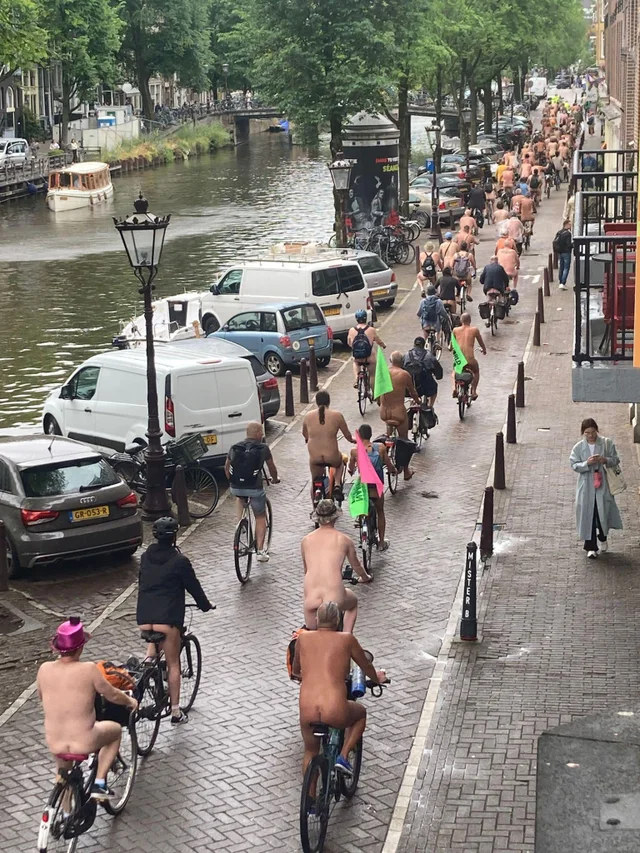 WNBR_NL's tweet photo. Het was koud, maar 100 helden hebben in de regen #bloot geprotesteerd tegen fossiel, tegen al die auto's in de stad en voor meer vrijheid voor het blote lijf. https://t.co/QwY3LRazuo https://t.co/TJuX0QGq8Y