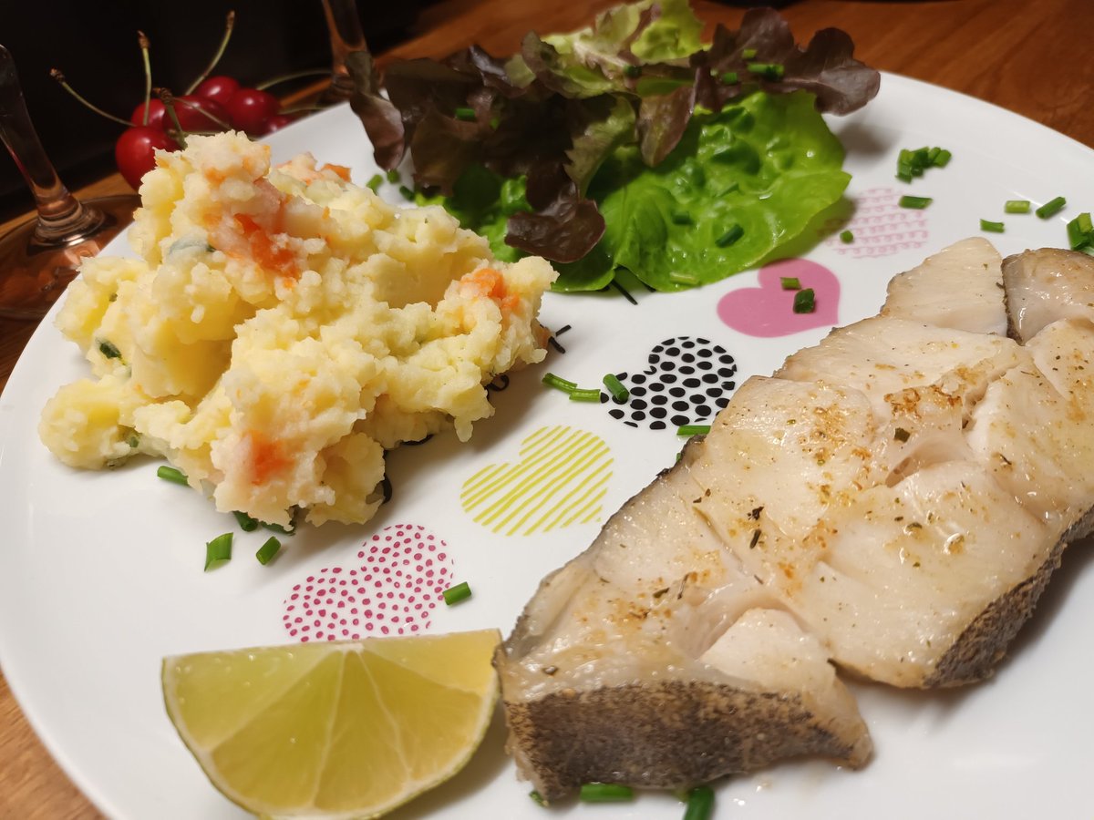 kristallnaach's tweet photo. Mmmmhhh...leckere🍷#Hexenküche
😎 heute ist 🐟#Fischtag🐟#Heilbutt 

Dazu #Salat aus dem #Gärtchen23 &amp;
#Rosè🍷#Wein #Weintag 😝 #Prost https://t.co/TouBTR82kA