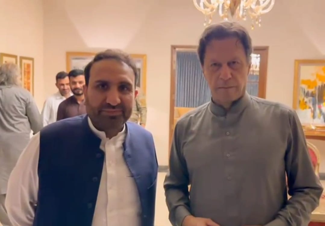 Sajid_Mohmand42's tweet photo. مہمند پولیس کاسابق ایم این اےاورسینئرنائب صدر خیبر پختونخواہ ساجدخان مہمندکی رہائش گاہ پرچھاپہ، ساجد خان اپنی  رہائش گاہ پر موجود نہیں تھے ۔
@PTIofficial
@PTIKPOfficial
@AliAminKhanPTI
#پی_ٹی_آئی_جھنڈا_لگاؤ_مہم https://t.co/IKkklNIr76