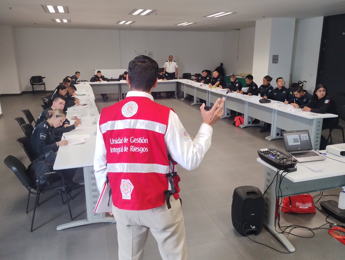 UMPCyBZ's tweet photo. #Entérate
Hoy se imparte el 6° Curso Básico de Sistema de Comando de Incidentes #CBSCI a 21 oficiales de la @PoliciaZapopan.
También, lo recibe un paramédico de los Servicios Médicos Municipales del @GobTlaquepaque, contribuyendo así a homologar la atención en emergencias. https://t.co/UklZkFpRWG