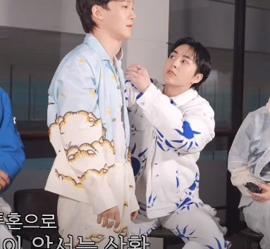 xminu24's tweet photo. Minseok really really really loves his little brother 🥺 https://t.co/mkpA8QxBhT