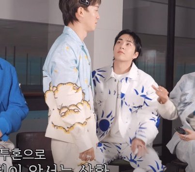 xminu24's tweet photo. Minseok really really really loves his little brother 🥺 https://t.co/mkpA8QxBhT
