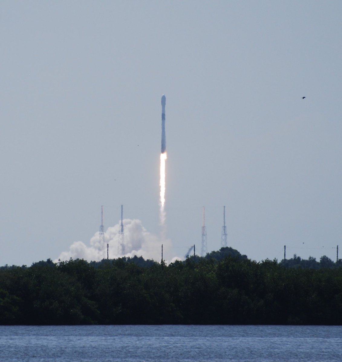 Here’s a much better picture of the #ESAEuclid launch. Some of the fuzziness is shimmer from the heat!