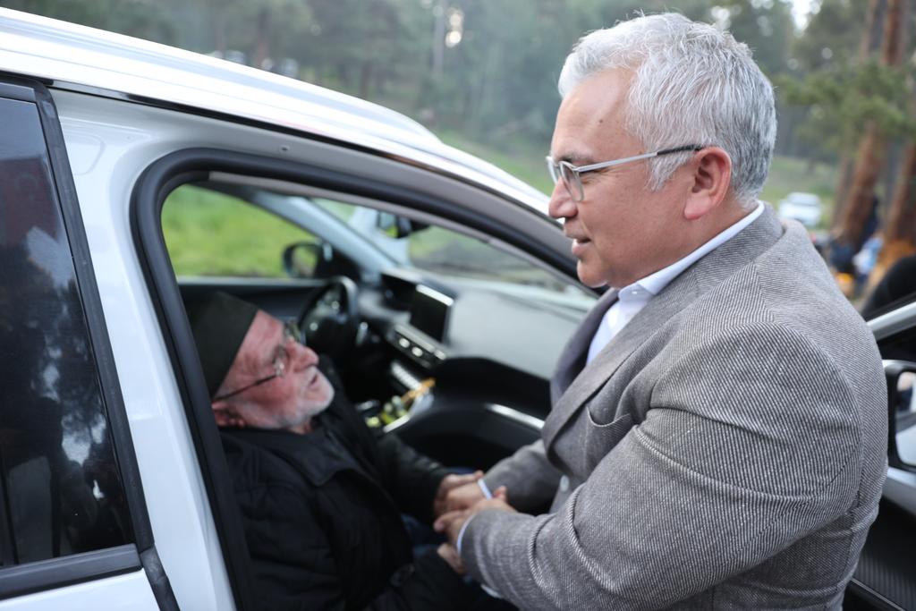 sivasvaliligi's tweet photo. Valimiz Sn. Yılmaz Şimşek, Gölova ilçesi temaslarının ardından Sivas Suşehri Polatderesi Yayla Şenliğine katıldı.

Açılış konuşmalarının ardından katılımcılara hitap eden Valimiz Sn. Yılmaz Şimşek, şenliğe katılan vatandaşların bayramını tebrik etti.

Valimiz Şimsek, "Bölgenin ulaşım standartlarını yükseltmek için iyileştirme çalışmalarına başlayacağız" dedi.

Valimiz Şimşek ve beraberindekiler;  daha sonra doğası ile dikkat çeken Karacaören Ormanlığını gezdi.