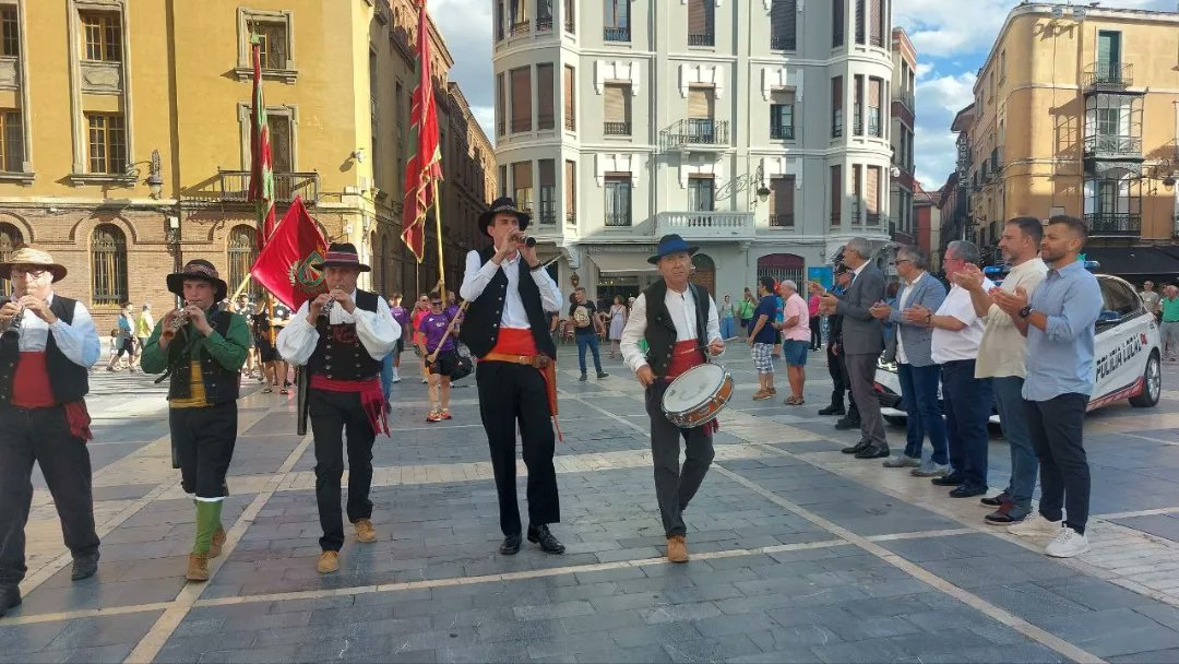 LeonAyto's tweet photo. Lucha leonesa vs lucha canaria a los pies de la Catedral de #LeónEsp dentro de la programación deportiva de más fiestas de #SanJuanLeón2023.

Los concejales Vicente Canuria @halconmilenariu y Álvaro Pola no han querido perderse este evento deportivo. https://t.co/j5RT6Cl8ST