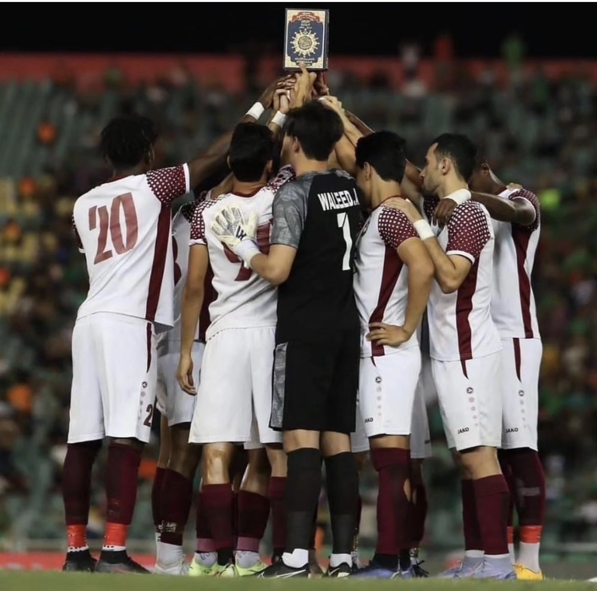 Iraqi footballers hold up Quran to protest the Quran burning in Sweden 🇸🇪 on Eid