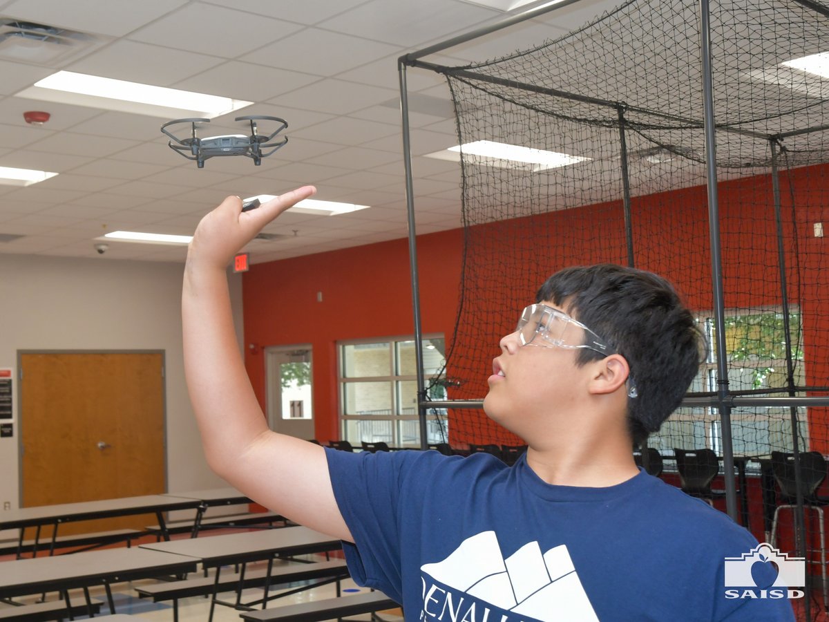 SAISD's tweet image. Students in the New Beginnings program had more than 11 hours of training in drones. Pictured are students at Davis MS.

Los estudiantes del programa de verano de New Beginnings tuvieron más de 11 horas de entrenamiento en drones. En las fotos aparecen estudiantes de Davis MS.