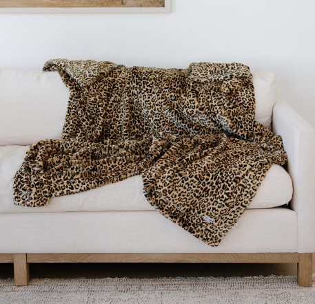 TondeleyaAllen's tweet photo. Do you plan on relaxing and catching up on some YOU time this weekend? This comfy blanket is calling your name.  https://t.co/rk91qTWjnI #affiliate #Amazon #blanket #WeekendVibes https://t.co/YdAexA8BrM