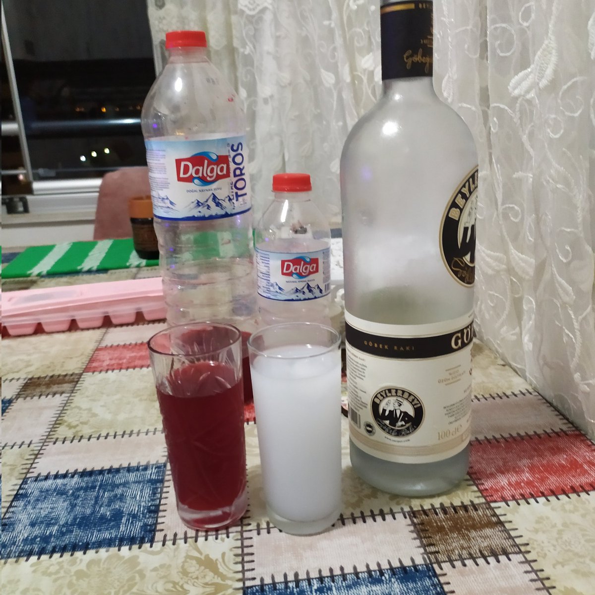 Yine yalnızlık ve rakı şalgam..... Uzaktan Ahmet Kaya müziği....