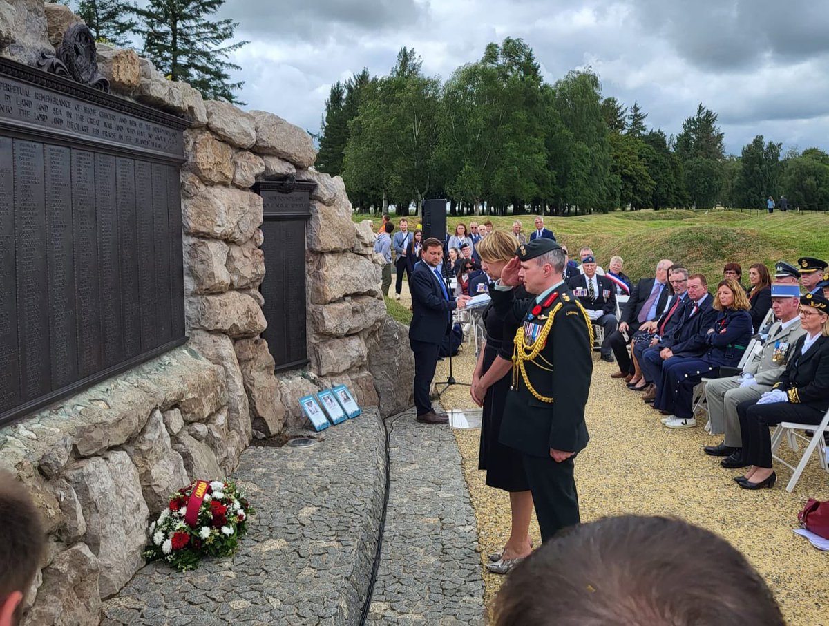 AmyBakerCAN's tweet image. A #BeaumontHamel, avec une importante délégation de #TerreNeuveetLabrador, hommage au courage et au sacrifice des 800 soldats #terreneuviens qui s’engagèrent dans la bataille éponyme il y a 107 ans. Seuls 68 d’entre eux répondirent à l’appel le lendemain. #LeCanadasesouvient 🍁
