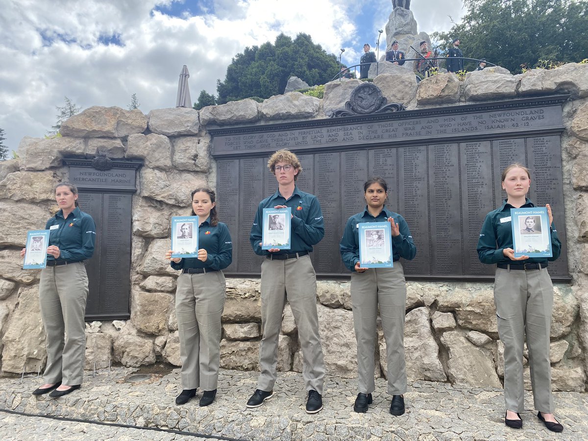 AmyBakerCAN's tweet image. A #BeaumontHamel, avec une importante délégation de #TerreNeuveetLabrador, hommage au courage et au sacrifice des 800 soldats #terreneuviens qui s’engagèrent dans la bataille éponyme il y a 107 ans. Seuls 68 d’entre eux répondirent à l’appel le lendemain. #LeCanadasesouvient 🍁