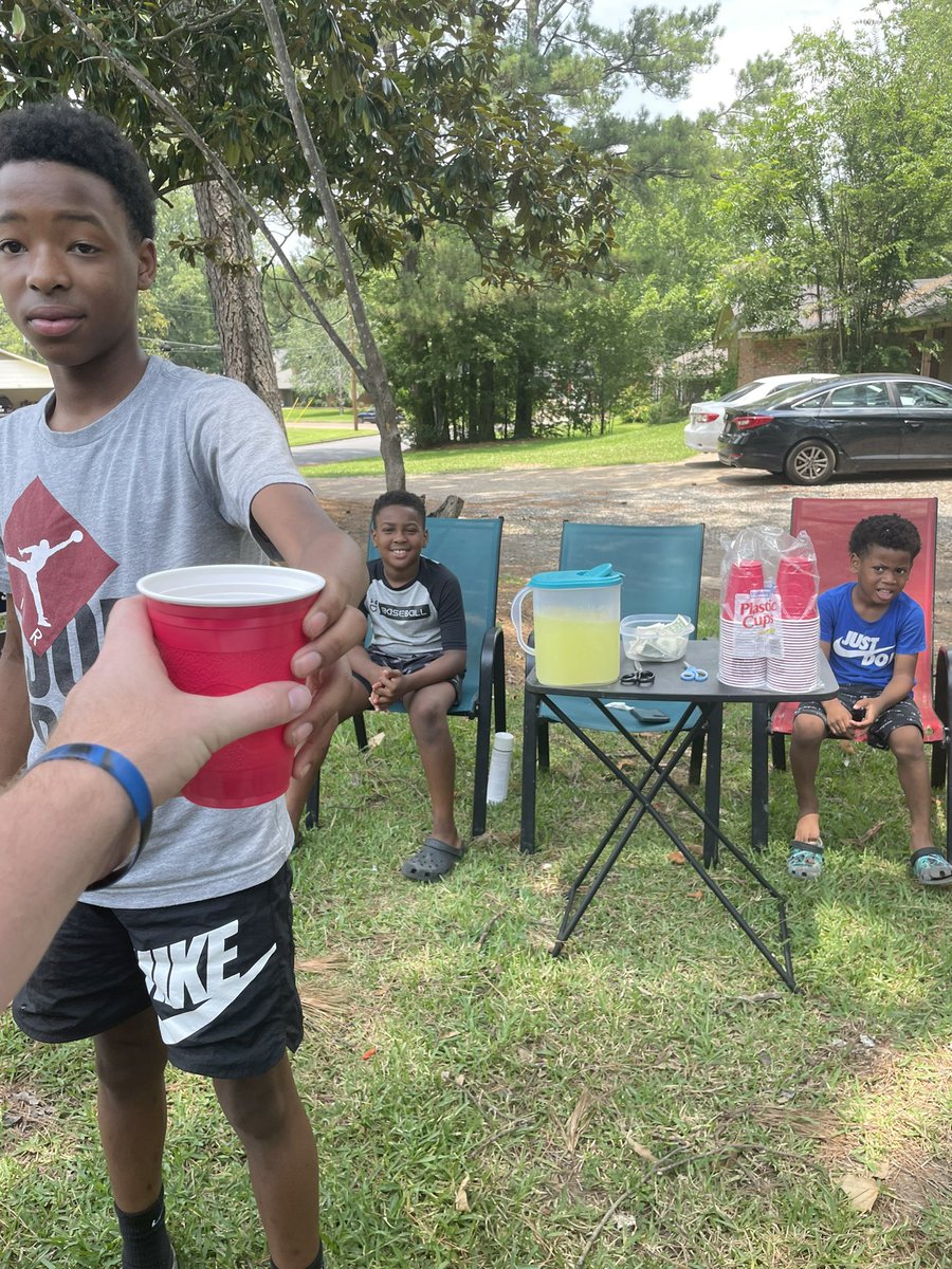 Starkville_PD's tweet photo. Now this is curbside service done right! Come see Starkville’s newest business on Douglas McArthur near Spruce Ln. I still got 5 more hours on shift………I’m going to run out of dollars before the days over with. https://t.co/iAYnbI2NKC