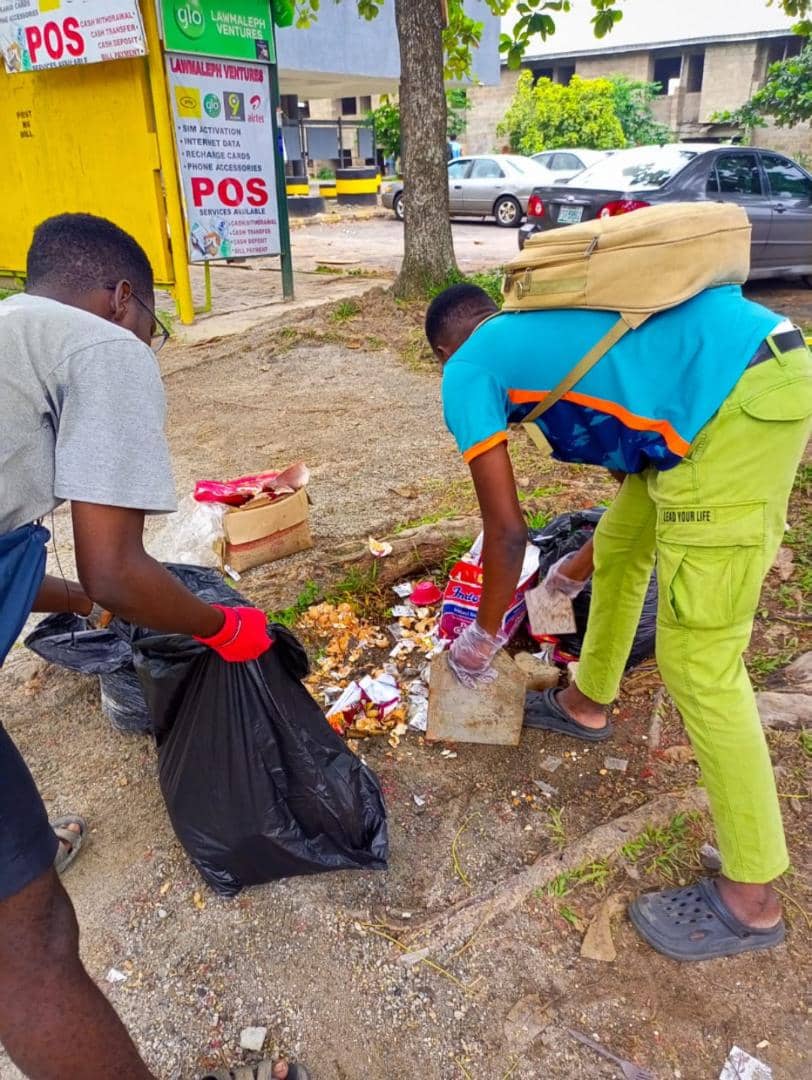 ploggingnigeria's tweet photo. Dear @IndomieNigeria, because we're testament to the fun the #IndomieFlavourFest &amp; @SOUNDCITYtv On Tour event brought to OAU students especially after exams, we gladly cleaned up after you today. 

Please, endeavour to leave no wastes behind in your subsequent campus tours. 💚 https://t.co/0OnfIdwibQ