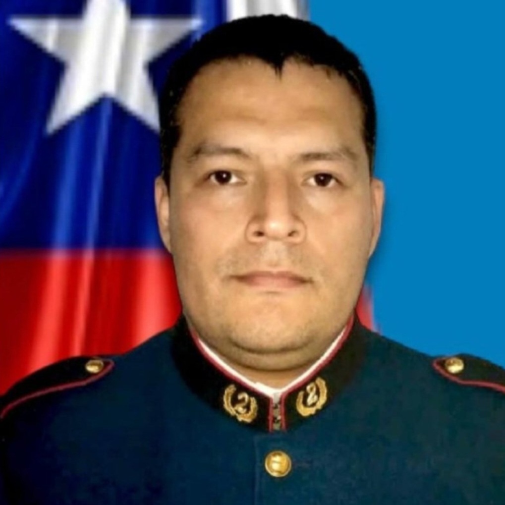cbsantiago's tweet photo. ⚫️ El CBS adhiere al pesar que embarga al @CBLinares por el sensible fallecimiento del Voluntario Robinson Altamirano Vargas (Q.E.P.D.), de @segunda_linares, fallecido en acto del servicio y cuyo cuerpo fue hallado hoy en río Ancoa, tras 8 días desaparecido.
#BomberosSantiago https://t.co/XExKAbp1O8