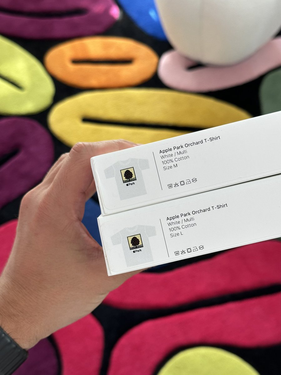 TheiCollection's tweet image. 🎁 CONCOURS N°2 

👕 Gagne 1 t-shirt exclusif Apple Park (M ou L) 

Pour participer : 

1️⃣ Suis @TheiCollection 
2️⃣ RT ce post 

D’autres produits sont à gagner sur mes comptes Instagram et Facebook.

TAS le 03/07 pour ce lot.

Le 04/07 un nouveau t-shirt Apple Park sera en jeu.