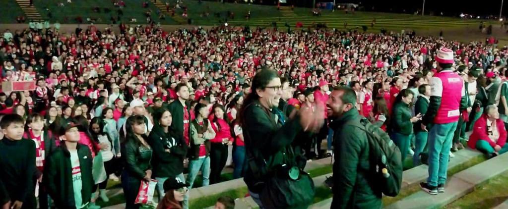 Vinimos a recibir a nuestras <a href="/LeonasSantaFe/">Santa Fe Femenino</a> a El Campín para agradecerles por traer a Bogotá la tercera estrella y para decirles que las amamos 🤍❤️!

Gracias por tanto compromiso y por mostrarle al país su talento. A los bogotanos mi gratitud por disfrutar de los goles en paz.