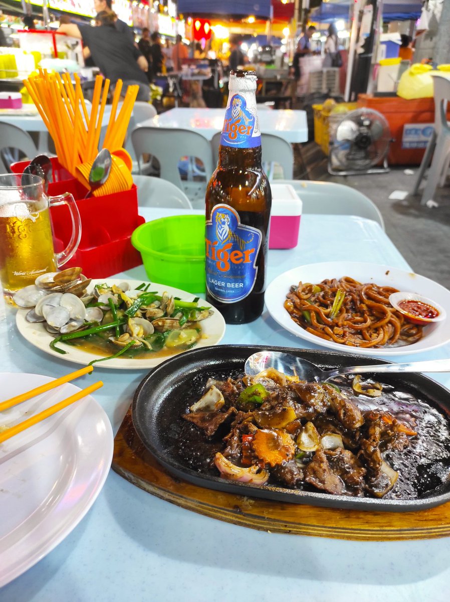 jmugaldev's tweet photo. Amazing and intense 40 hours in Kuala Lumpur 🇲🇾. Already thinking of coming back 🍜😍
#Tomyum #HokkienMee #GingerGarlicLala #PepperBeef https://t.co/r4UJEgfqtS