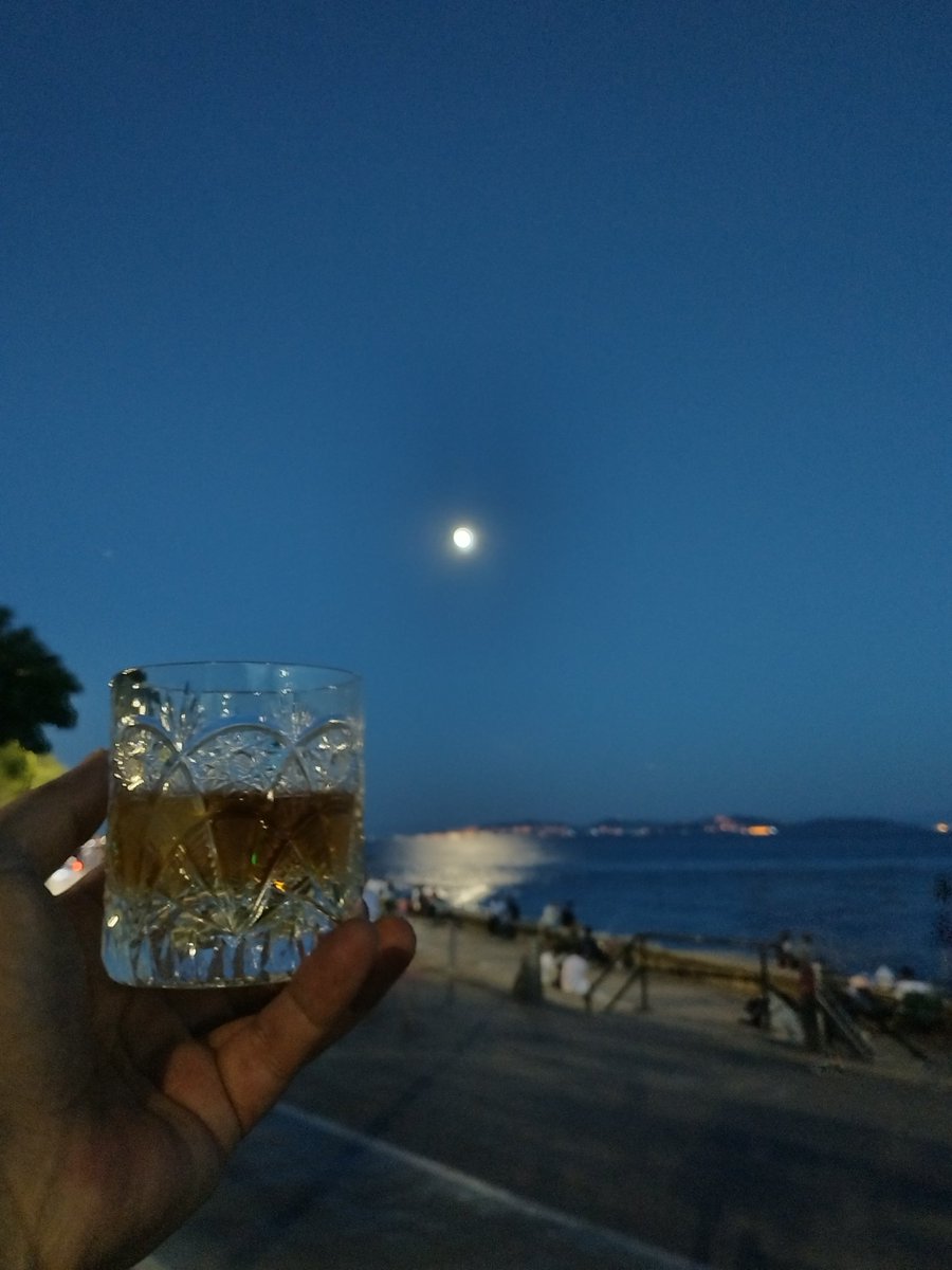 Paran yoksa içme ya da twitter'a girme sbdhfjfk. Cheers 🥃