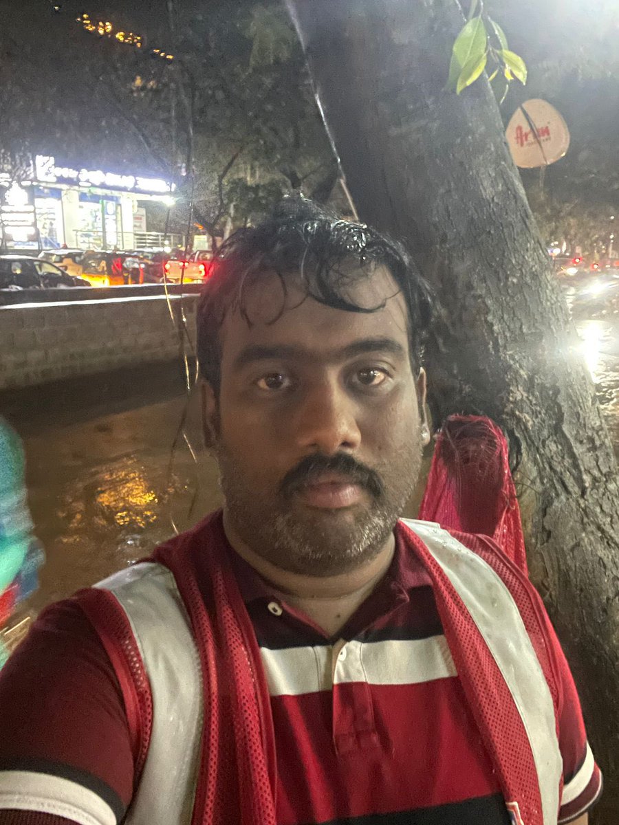 SrinivasBellam's tweet photo. 4 hours on road managing  traffic on #PragathiNagar road in rain. People looking for shortcuts defied the diversions and poured in from all directions and rain also added to make it a complete gridlock situation. 1/2 https://t.co/ve67rq383F