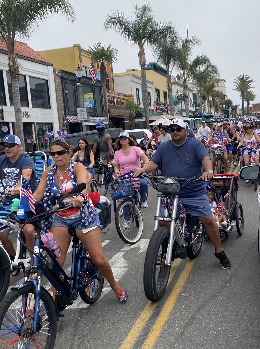 MiaandManu's tweet photo. #HuntingtonBeach #BikeParade #SurfCityUSA https://t.co/jtKD8p4N8J