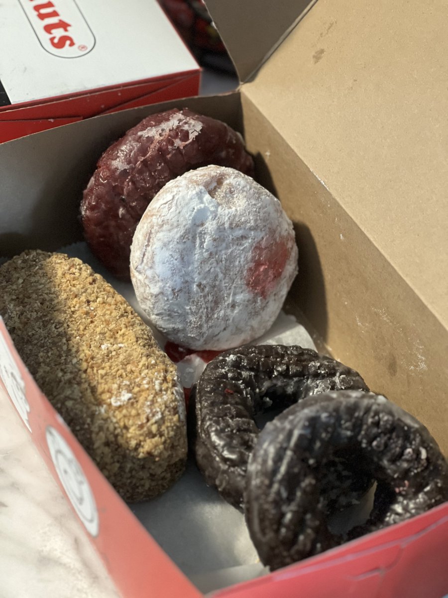 Allentown1711's tweet photo. The younger #manboys went out this morning & bought @PaulasDonuts for the fam this morning. The #CannoliDonut is next level delish! There are no cannoli donuts pictured - they've been devoured. ๐ฉ https://t.co/iuQJJudIw6