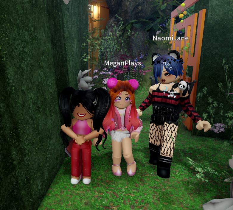 Me and bestie @naomijanewilki1 met @MeganPlays in the game Fenty beauty + skin experience!! 
#fentyblox #glossbomb #ROBLOX #fentybeauty #fentyskin #meltawf