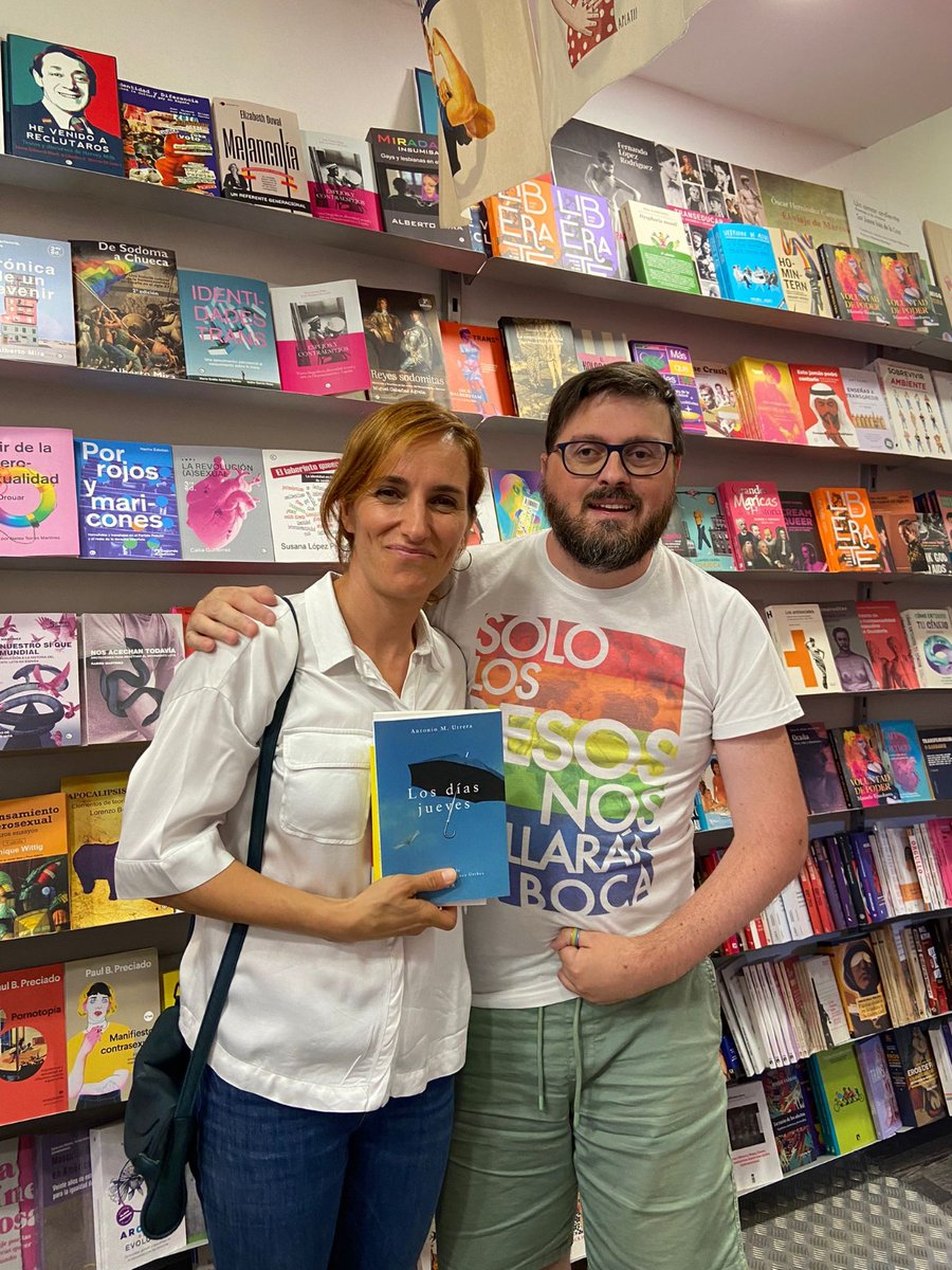 ¡Hoy nuestro querido Antonio M. Utrera (@el_volatinero) se ha encontrado con Íñigo Errejón y Mónica García en <a href="/libreberkana/">Librería Berkana</a>! Qué ilusión nos ha hecho que se hayan llevado un ejemplar de su poemario cada uno 😊