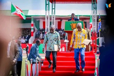 MilteBurundi's tweet photo. Le Ministre des Infrastructures @Capt_Dukundane, félicité ce 01/07/2023 par Son Excellence le Président de la République  @NtareHouse, suite aux réalisations du Ministère ayant demontré l'impact sur la vie de la Population. @BurundiGov https://t.co/3AlpgkFfK1