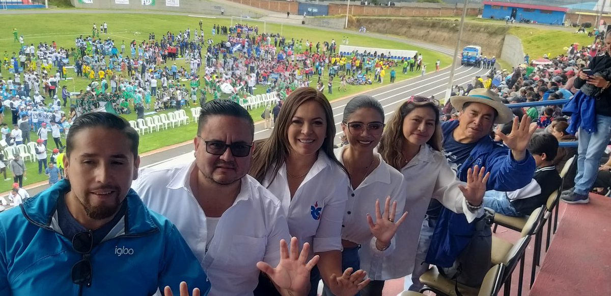 LedyZunigaRC's tweet image. Gracias por la invitación a participar en las Olimpiadas Interbarriales de Quito. El deporte y la alegría son parte esencial del #ResurgirDeLaPatria 
Con Luisa González  y Andrés Arauz  #ElPoderRegresaAlPueblo 
.
.
.
#LuisaPresidenta 
#UnaSolaVuelta 
#RevoluciónCiudadana
