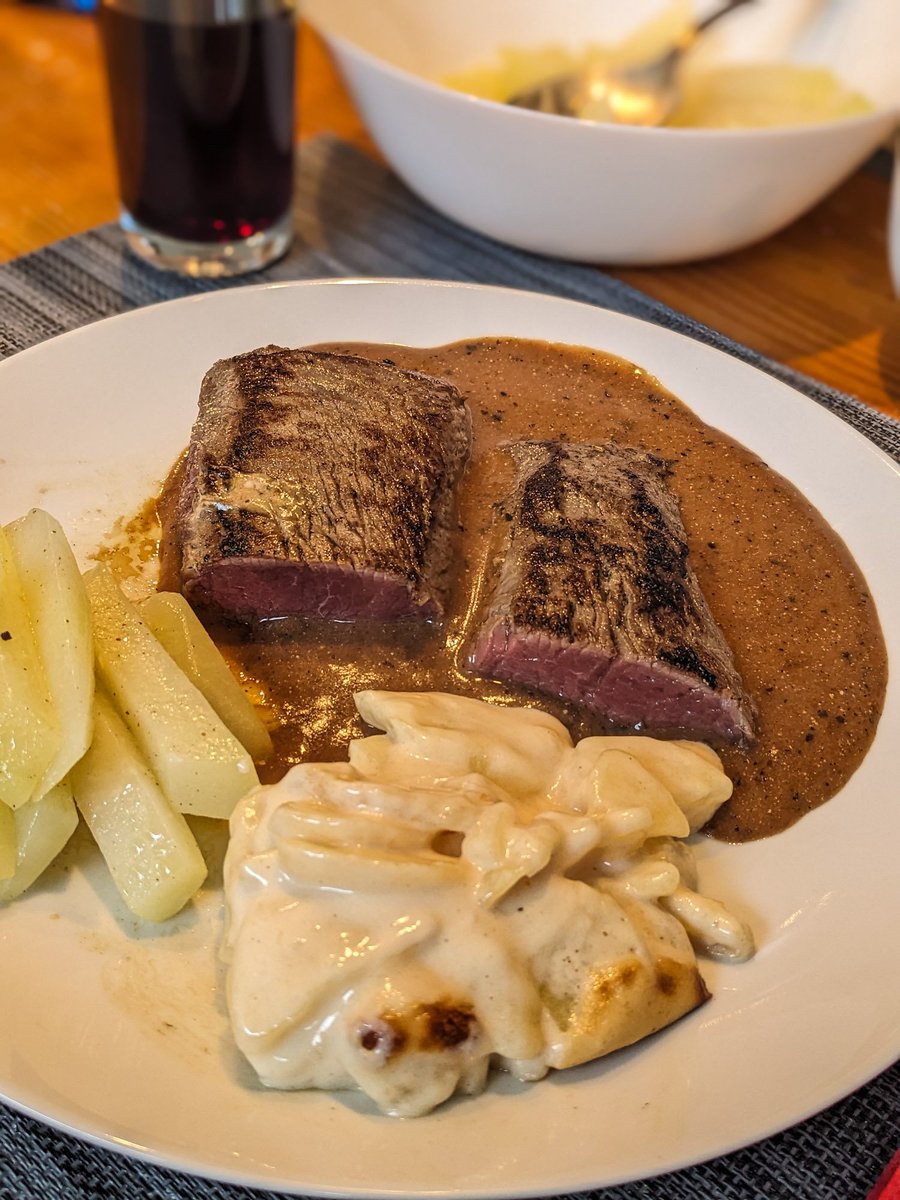 mawilms's tweet photo. Lammlachse. Kartoffelgratin. Kohlrabi.
#food2023
#foodoftheday
#foodporn
#homecooking
#selfcooking
#selfcooked
#selbstgekocht
#zuhausekochen
#lamb https://t.co/IyDMmIG3yh