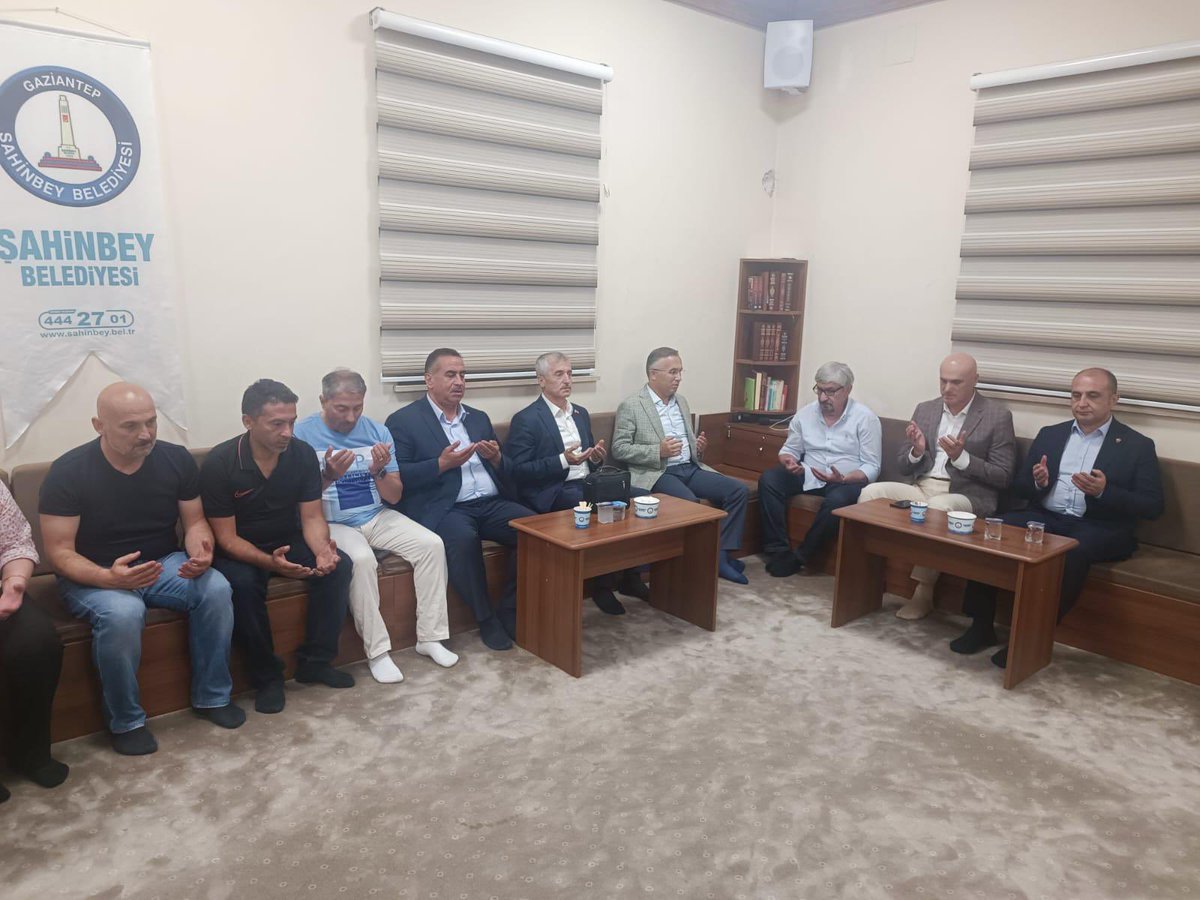 gantepvaliligi's tweet photo. Valimiz Kemal Çeber, vefat eden Gaziantepli iş insanı Muharrem Balat’ın ailesine ve Gazeteci Ökkeş Özekşi’ye vefat eden abisi Muharrem Özekşi için taziye ziyaretinde bulunarak başsağlığı dileklerini iletti. https://t.co/3OiOQ7YD7C