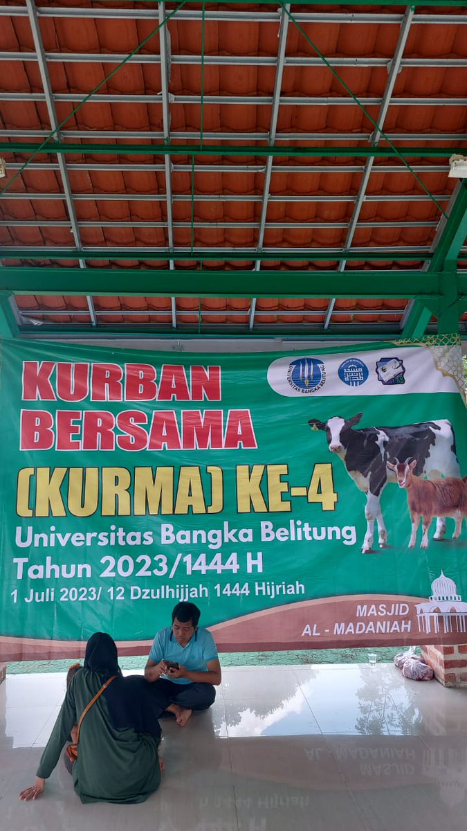 PSasing23's tweet photo. Koordinator Kurma 4 UBB di FISIP menyampaikan bahwa jumlah hewan kurban tahun ini sebanyak 8 ekor sapi, 7 dari internal UBB dan 1 dari eksternal. Terima kasih kepada para Shohibul Kurban FISIP yang telah mendermakan kurban terbaik di UBB. Semoga berkah 🙏
#sasingubb
#ubb #Kurban https://t.co/oFcuq2XFR0