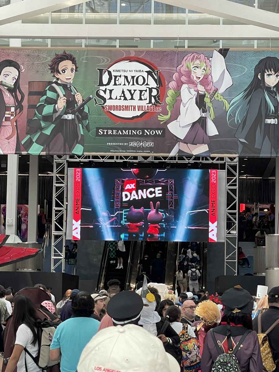 Azmodius's tweet photo. Wat!?!? When did they get this?!?!?

#axdance https://t.co/mSLD8AGPip