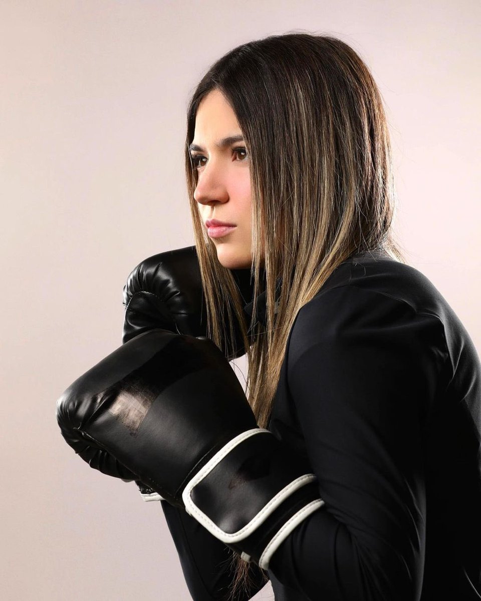 sociali_teen's tweet photo. ¡Lo dio todo! En un espectacular combate @samyriveratv representó en el ring a México y LATAM con orgullo, perdiendo por una polémica “decisión de los jueces” en “La robada del año” de @ibaillanos 😵‍💫 qué te pareció la pelea? PURO @PIO_FC 💪🏼🇲🇽 https://t.co/sAyjaw5vgB