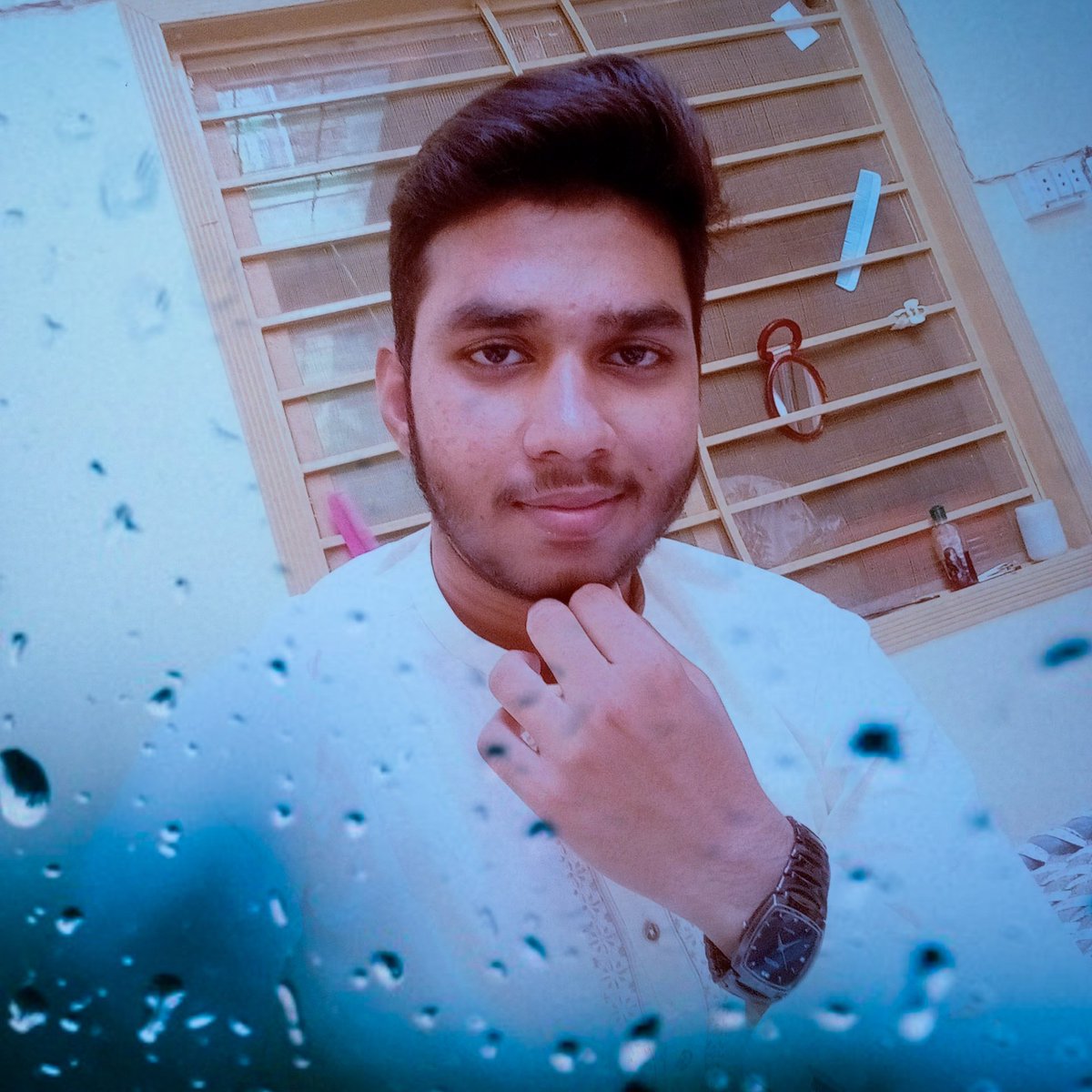 سب کے اختلاف اپنی جگہ
مگر مجھ پہ جچتا ہے اب مختلف ہونا