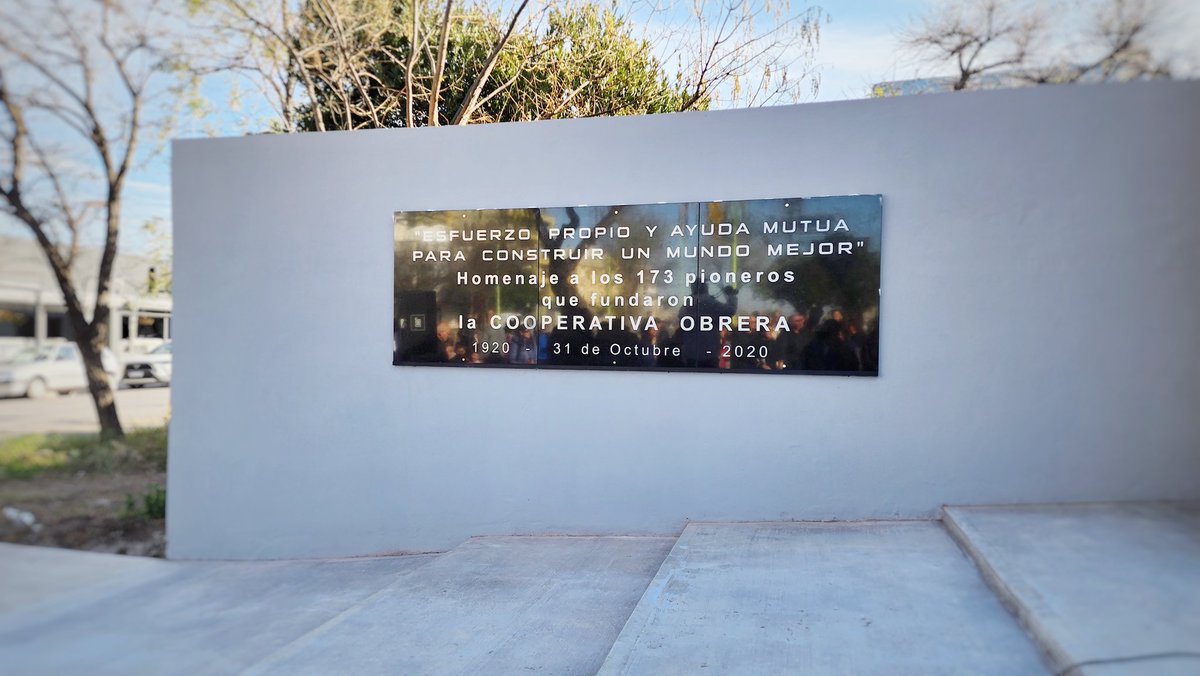 AndresDeLeo's tweet photo. Hoy junto a Fabiana Úngaro acompañamos la inauguración de obras y puesta en valor de la Plaza de las Cooperativas en el predio donado por la @LaCoopeAr.
En cada rincón de Bahía es bueno  tener presente la importancia del Cooperativismo y la influencia que tuvo en nuestra ciudad. https://t.co/gIcK4Ik398