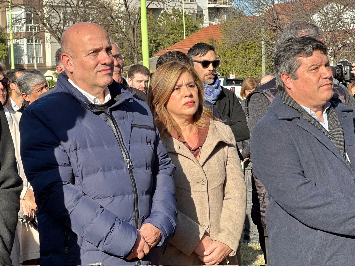 AndresDeLeo's tweet photo. Hoy junto a Fabiana Úngaro acompañamos la inauguración de obras y puesta en valor de la Plaza de las Cooperativas en el predio donado por la @LaCoopeAr.
En cada rincón de Bahía es bueno  tener presente la importancia del Cooperativismo y la influencia que tuvo en nuestra ciudad. https://t.co/gIcK4Ik398