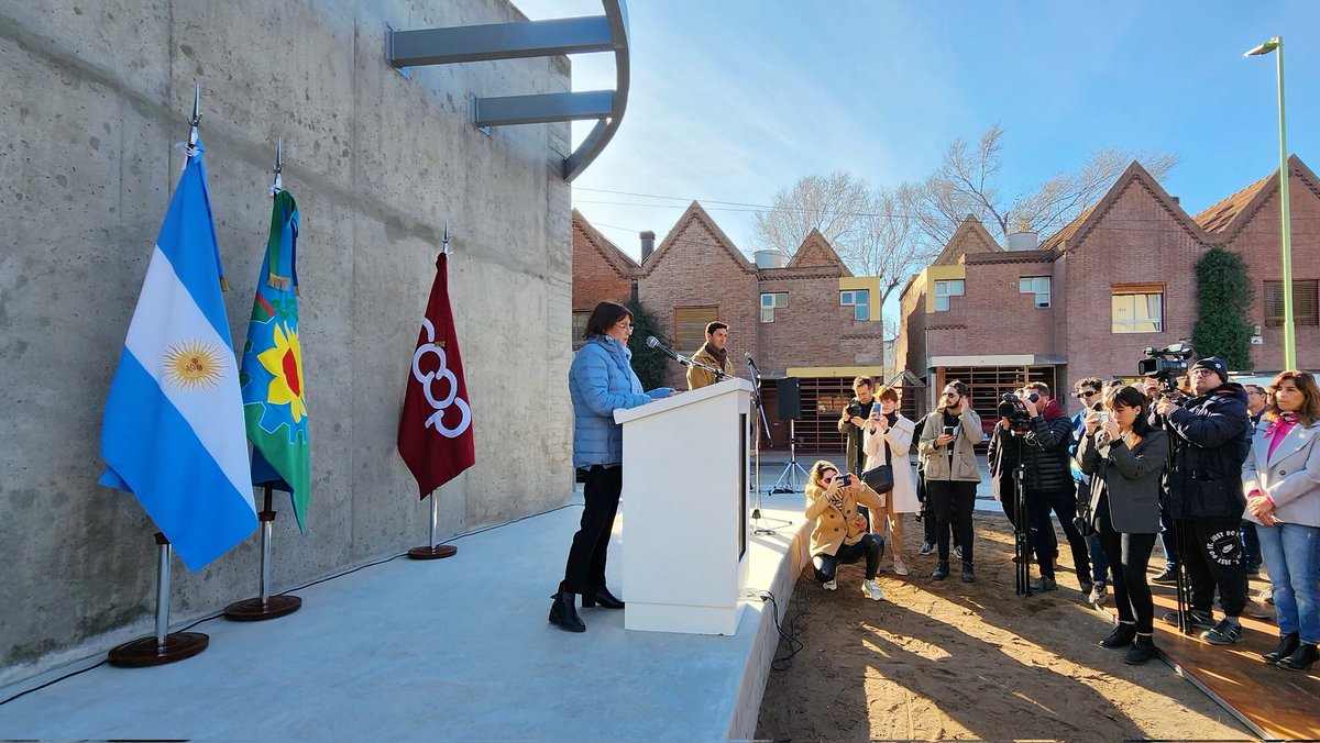 AndresDeLeo's tweet photo. Hoy junto a Fabiana Úngaro acompañamos la inauguración de obras y puesta en valor de la Plaza de las Cooperativas en el predio donado por la @LaCoopeAr.
En cada rincón de Bahía es bueno  tener presente la importancia del Cooperativismo y la influencia que tuvo en nuestra ciudad. https://t.co/gIcK4Ik398