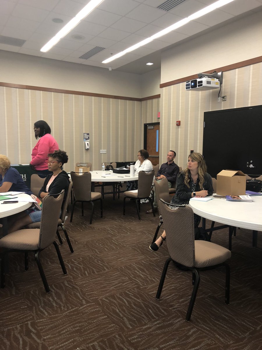 FingersSims's tweet photo. Summer JumpStart Class of 2024 workshop at Ivy Tech👇🏽IPS Future Center Staff and PSR Team in the house👊🏾@IPSFutureCenter @arsenal_tech @IvyTechCC https://t.co/YSAo3IVYqT