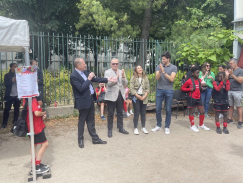 mairie15's tweet photo. Fête de fin d’année de l’@ACParis15 au stade Rigoulot, un club de foot de #Paris15 en pleine expansion avec plus de 1.300 licenciés et des projets plein la tête. Soutien indéfectible de la Mairie du 15e depuis + de 15 ans https://t.co/EHbiHsTHOV